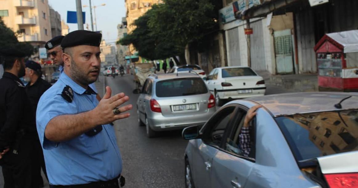 شرطة المرور بقطاع غزة تؤمن طريق الطلاب بأول أيام العام الدراسي