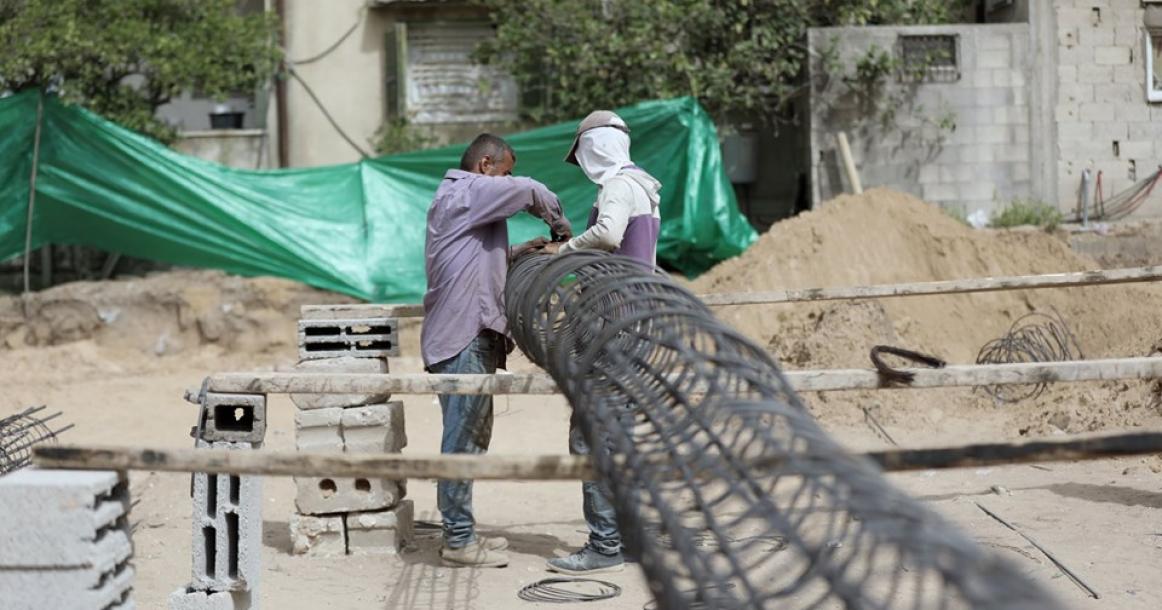 في يوم عيدهم.. عمال من قطاع غزة أثناء عملهم صباح اليوم