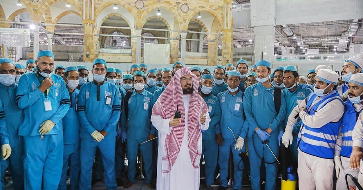 "السديس" يُشارك في أعمال تعقيم صحن المطاف في الحرم المكي