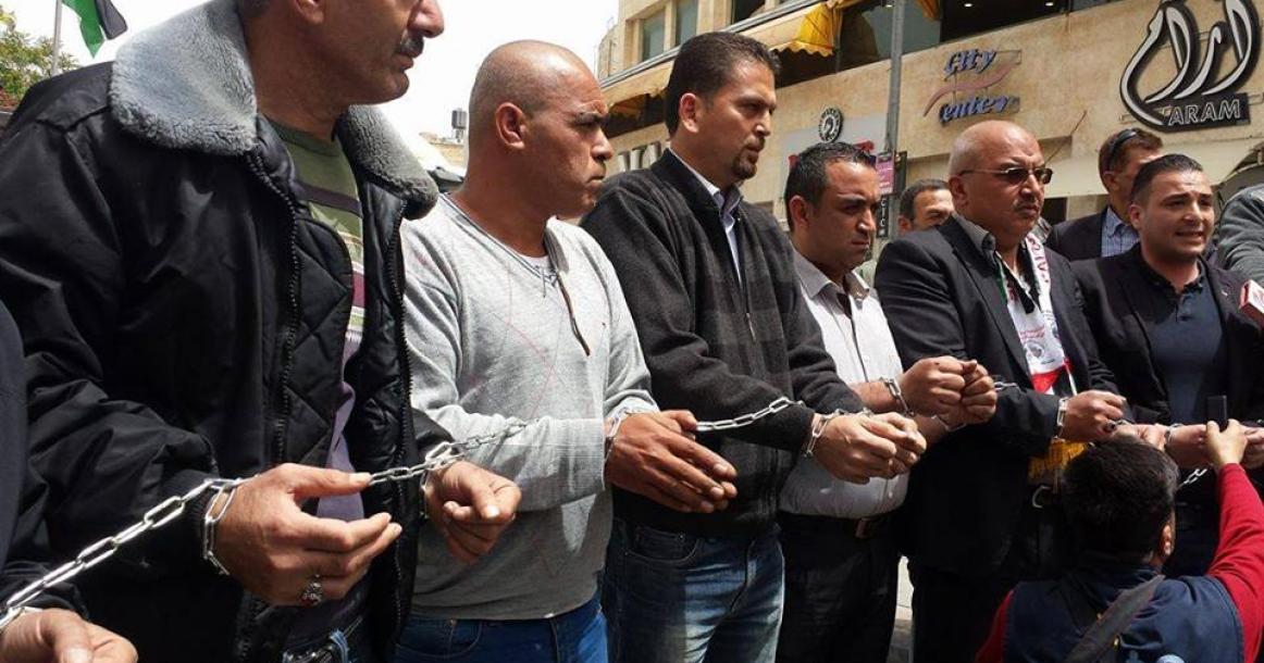 فعالية "رفع السلاسل" بالخليل دعماً للأسرى