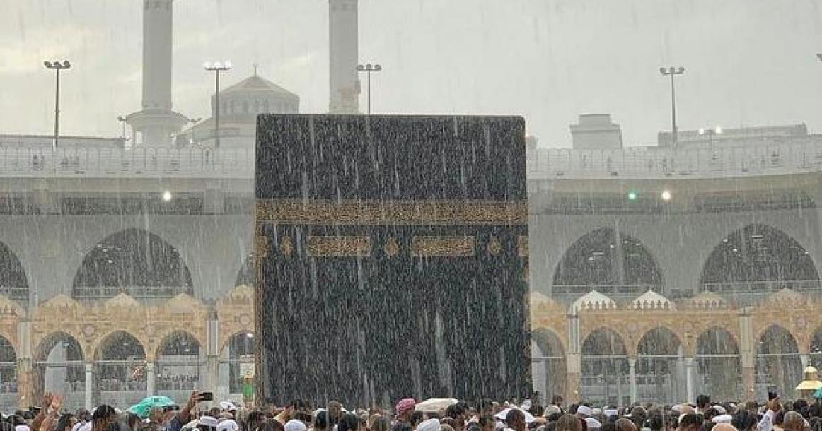 لحظة هطول الأمطار في المسجد الحرام