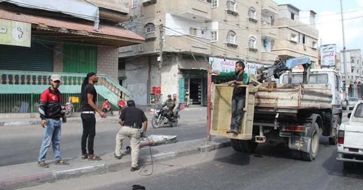 بلدية رفح تبدأ حملة لإزالة لوحات الاعلانات العشوائية