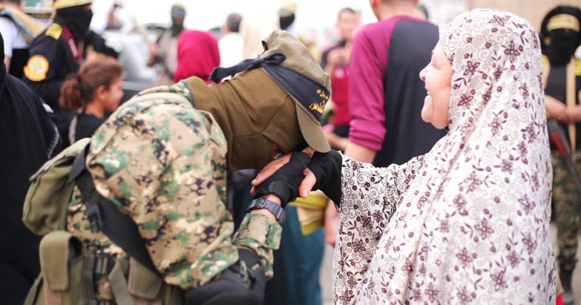 مقاومون يهنئون المواطنين ويوزعون الحلوى عقب انتهاء صلاة عيد الفطر