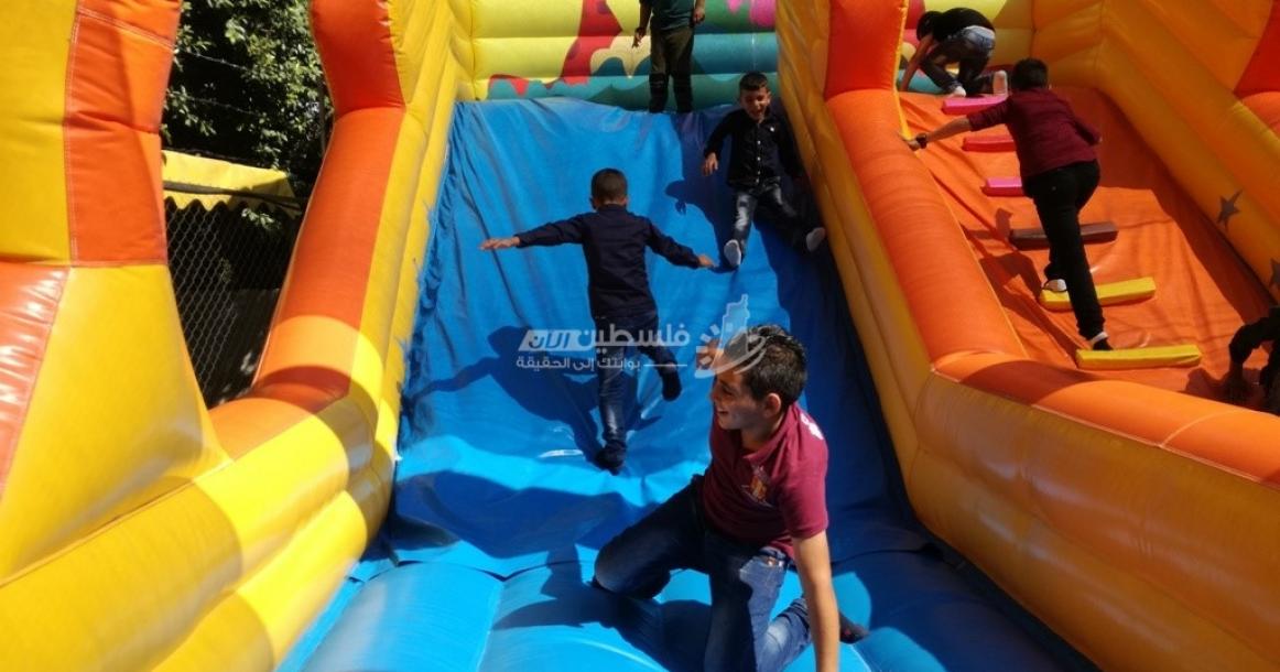 أطفال يلهون بالعيد في نابلس