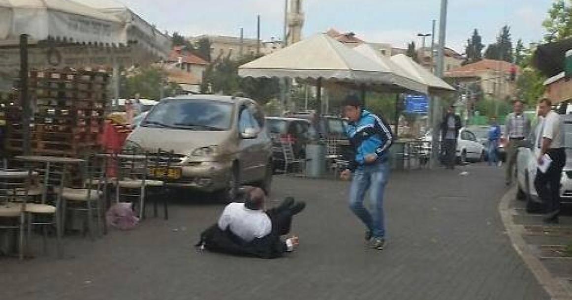 صور: لحظة تنفيذ الشبل "بدران" عملية الطعن بالقدس