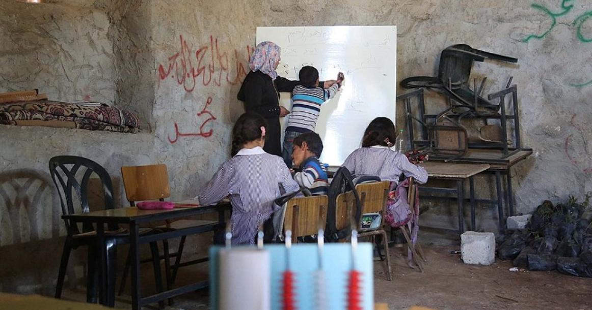 أطفال يدرسون في مسجد بعد هدم الاحتلال مدرستهم بنابلس
