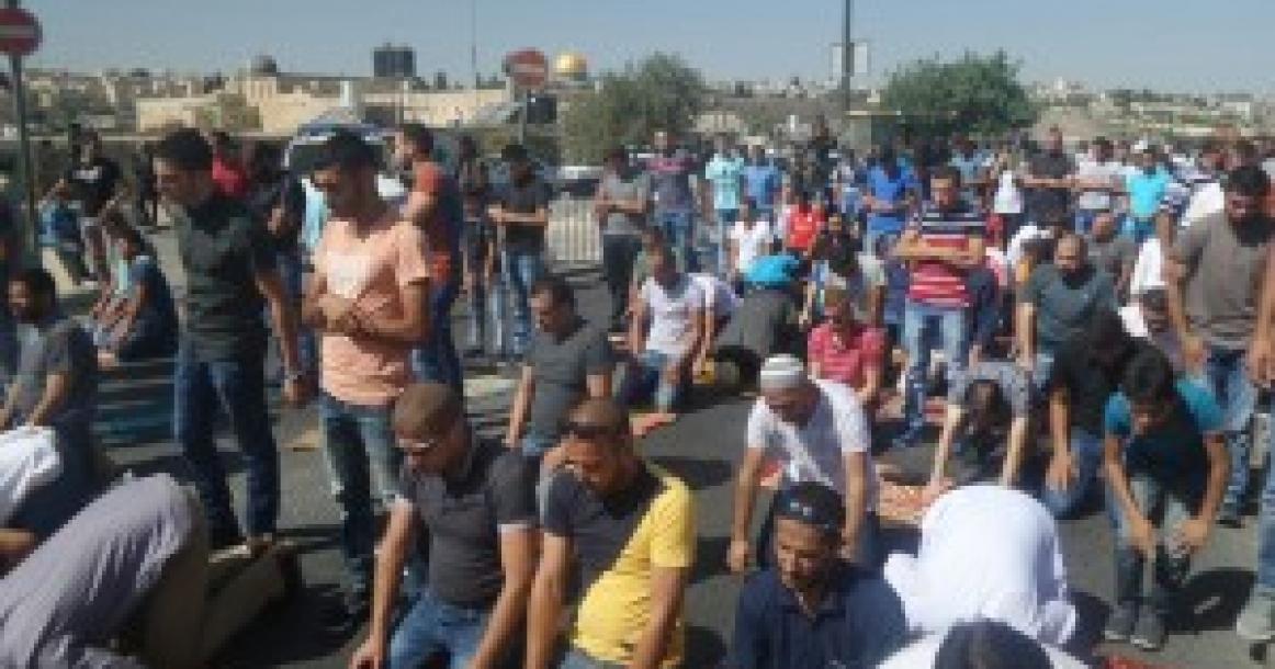 صور: الصلاة في شوارع الأقصى بعد منع الاحتلال لهم