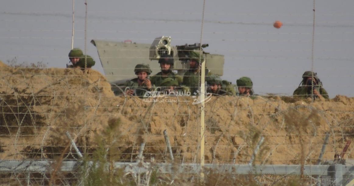 بالصور: قناصة الاحتلال يستهدفون الشبان في منطقة " الفراحين "  شرق خان يونس