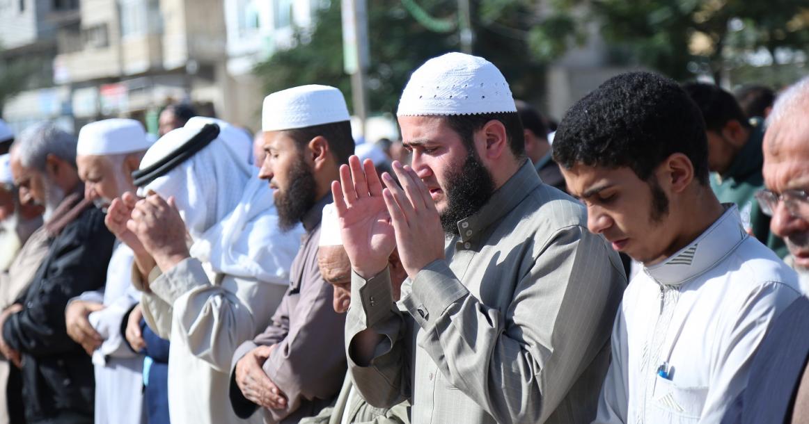 المواطنون في محافظة خان يونس جنوب قطاع غزة يؤدون صلاة الاستسقاء.