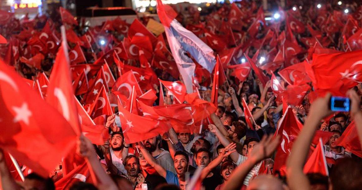 الأتراك يواصلون احتفالاتهم بفشل الانقلاب