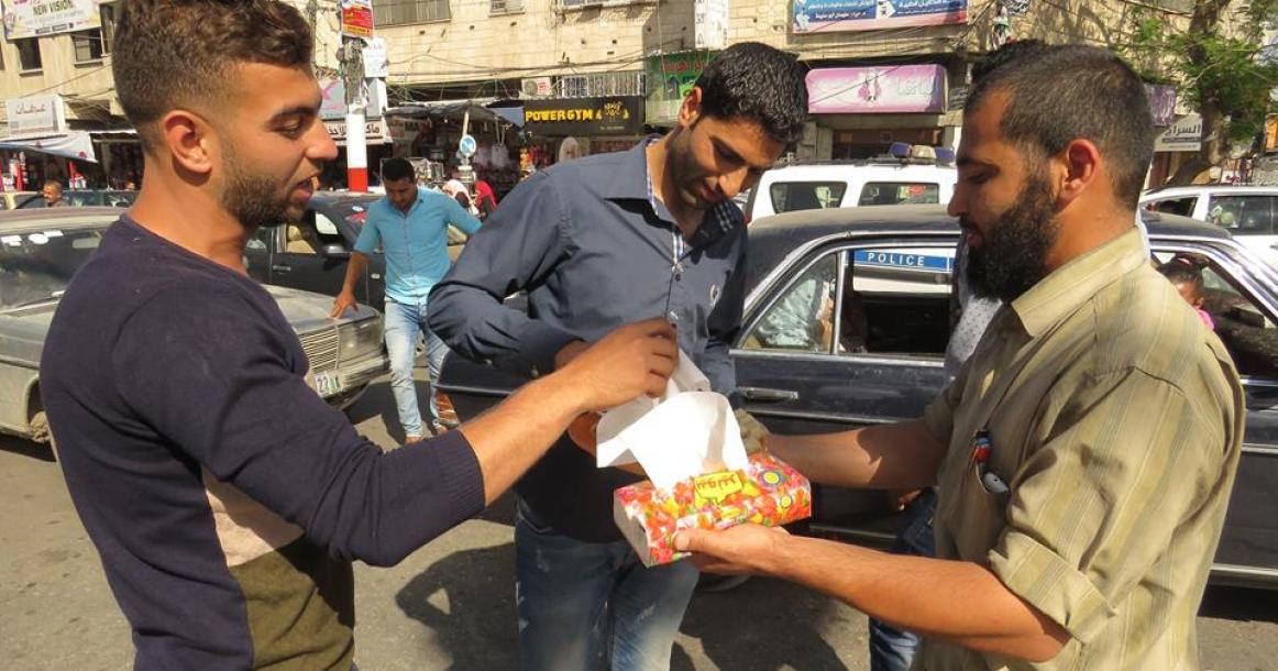 توزيع الحلوى برفح ابتهاجاً بالقبض على قاتل الشهيد "فقها"
