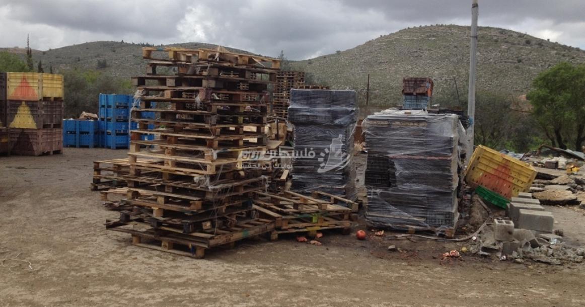 هدم محلات تجارية في سوق الخضار في بلدة بيتا جنوبي نابلس