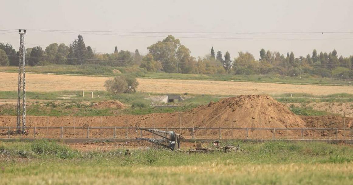 الاحتلال يضع أسلاك شائكة على الحدود الشرقية لغزة