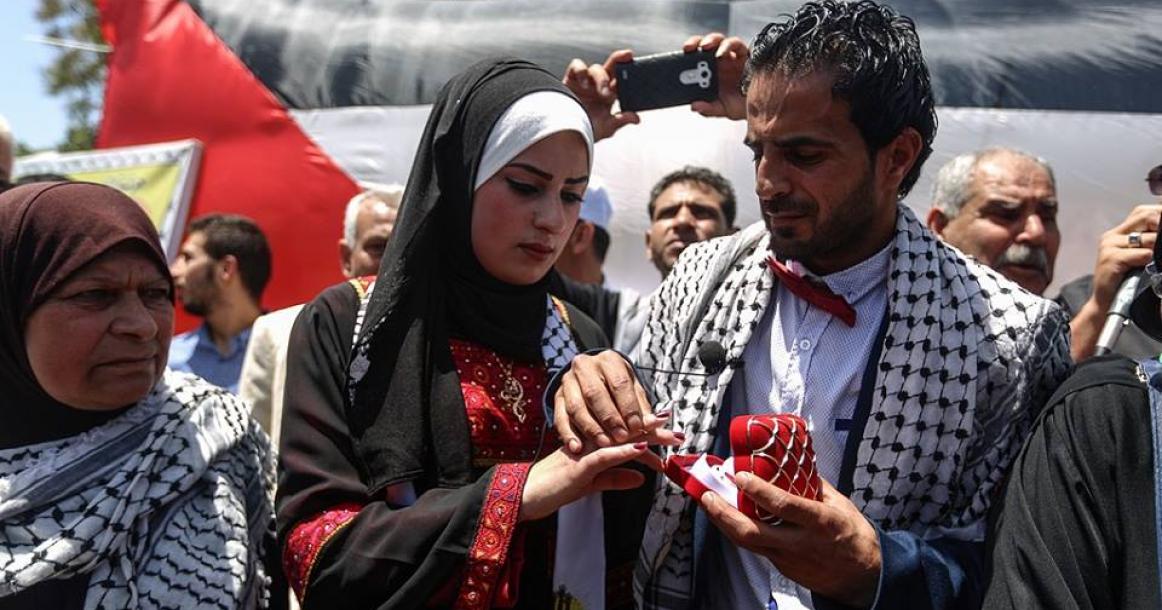 عقد قران عروسين في خيمة الأسرى بغزة