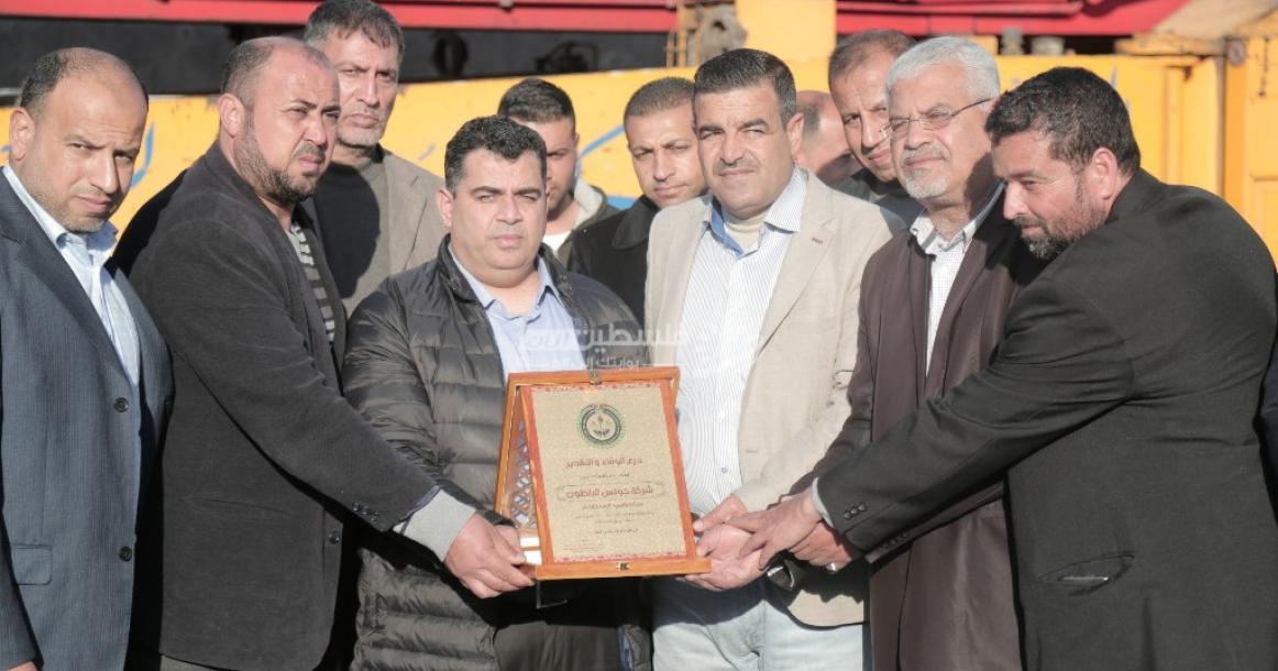 هنية يكرم أصحاب شركات الباطون الذين ساهموا في إطفاء حريق النصيرات