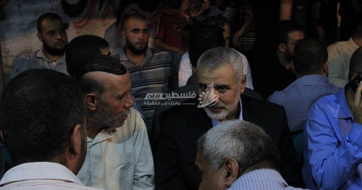 صور: هنية يقدم واجب العزاء لعائلة الشهيد "كريرة"