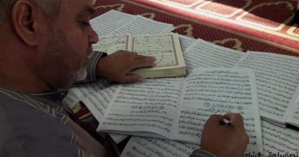 فلسطيني من مدينة رفح يخط القرآن كلاما بيده