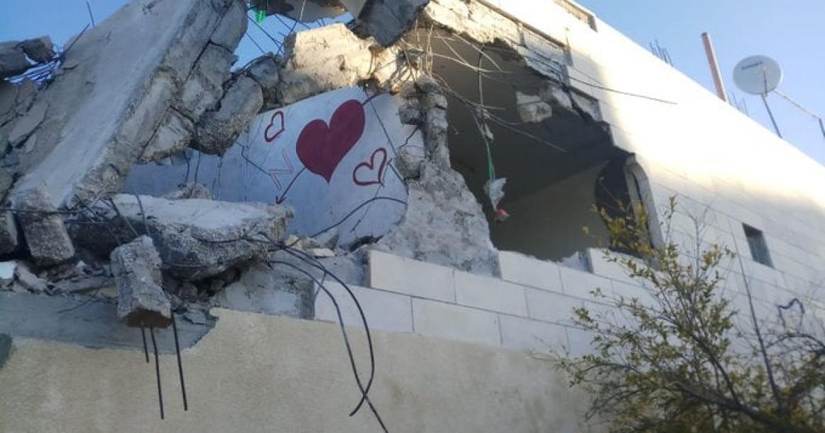 ركام منازل الأسرى "نصير وقاسم وأحمد عصافرة ويوسف زهور"