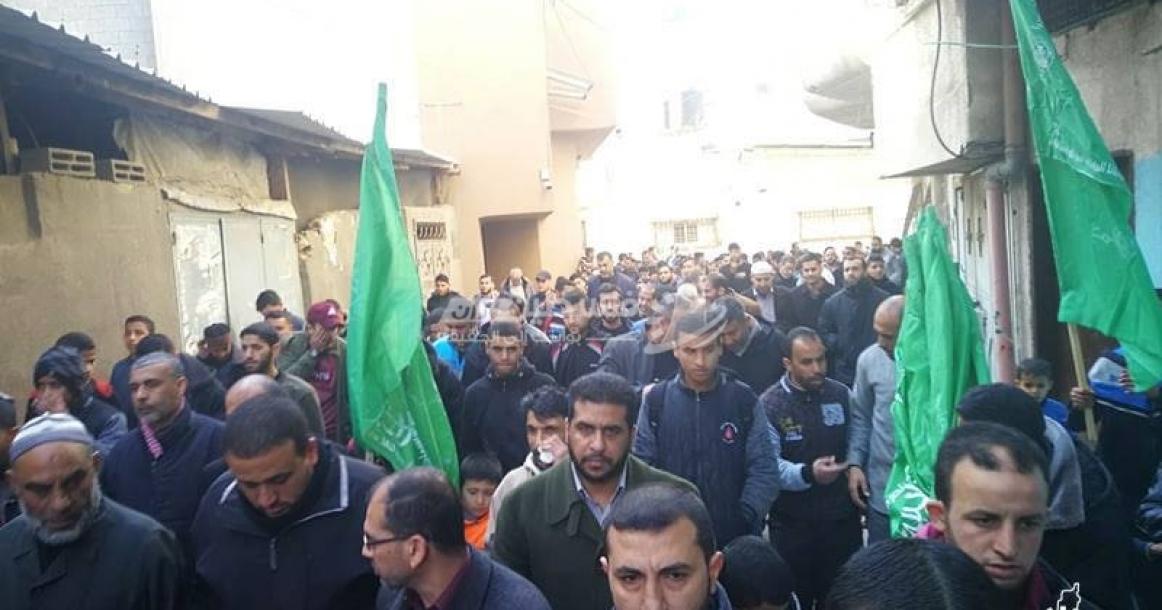 مسيرة بالبريج ابتهاجا بعملية الطعن وإطلاق النار بالضفة