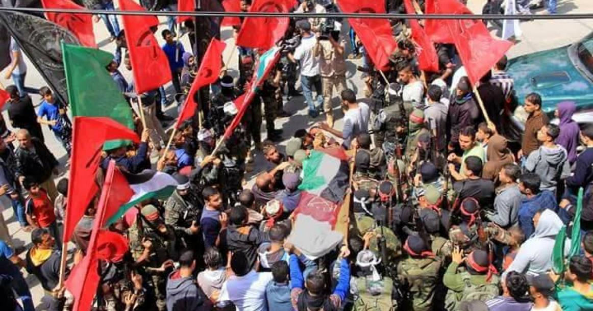 جماهير دير البلح تشيع جثمان الشهيد أحمد عرفة