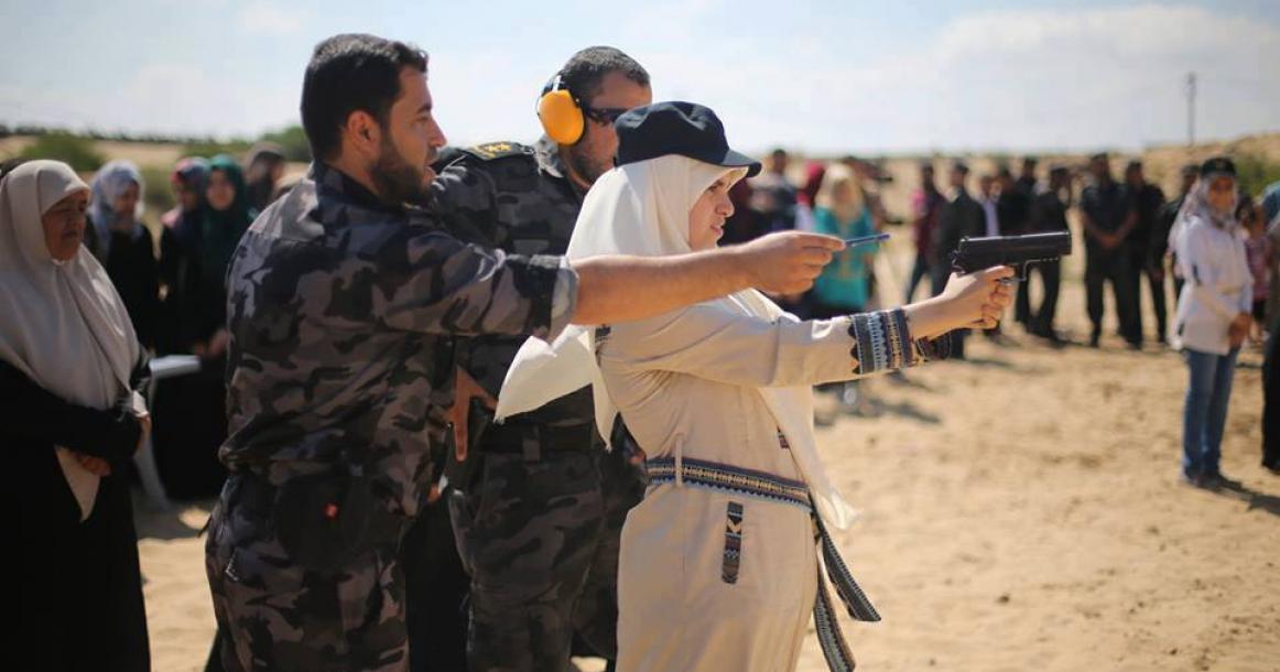 دورة لتعليم استخدام السلاح لزوجات الشخصيات المهمة بالقطاع