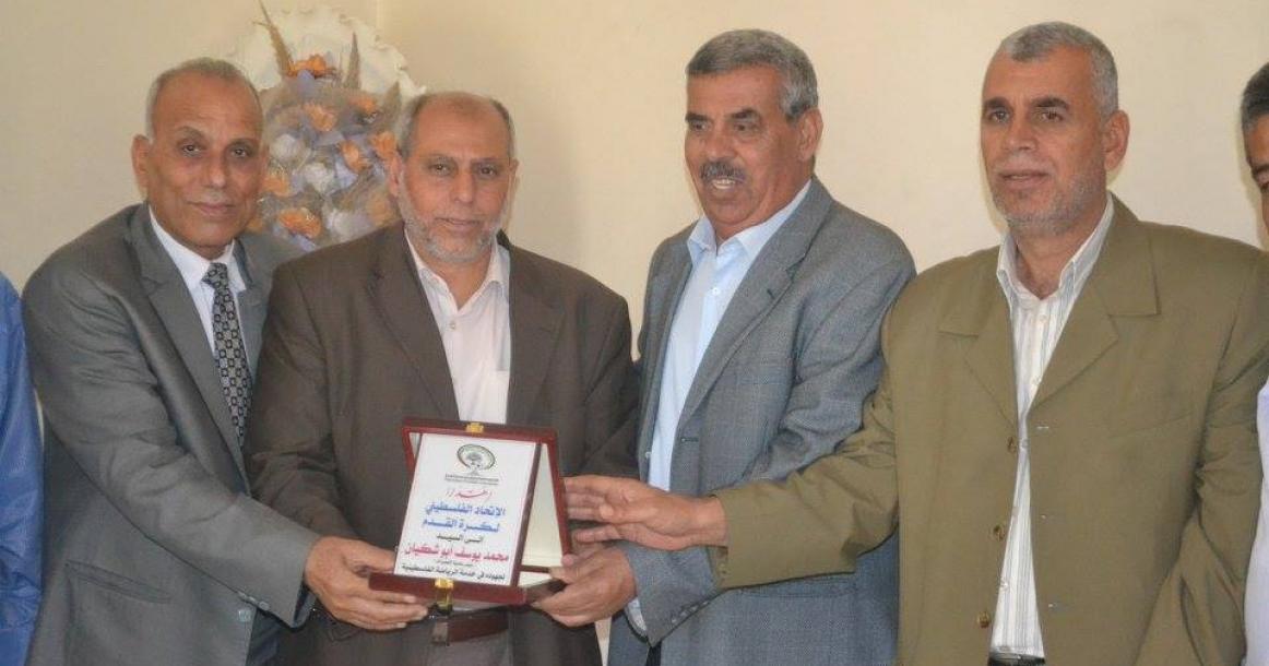 اتحاد كرة القدم يكرم رئيس بلدية النصيرات