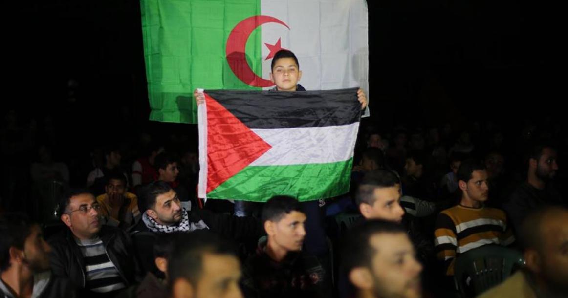 فلسطينيون يتابعون مباراة منتخبي فلسطين والج