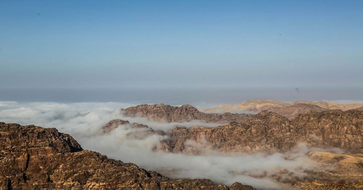 مشهد مذهل من الأردن.. الغيوم تُعانق جبال البترا
