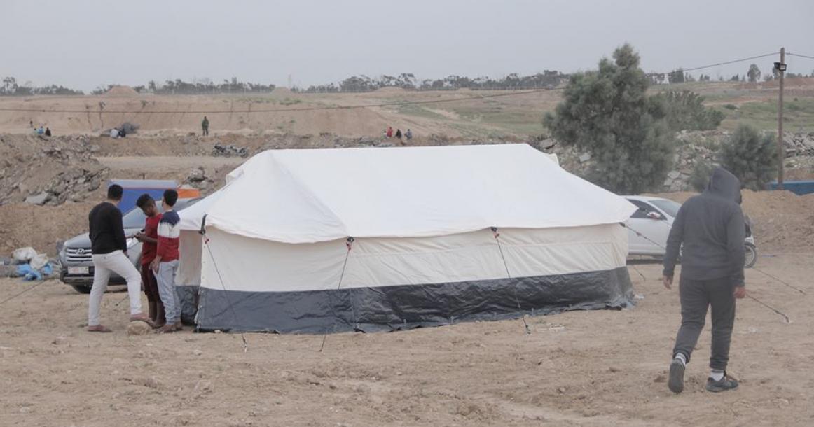 تجهيز الخيام لمسيرة العودة الكبرى شرق المغازي