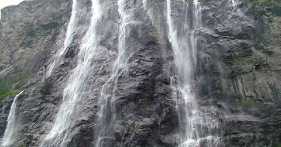 شلال "الأخوات السبع" يبلغ ارتفاعه 250 متر، يقع في مقاطعة رومسدال النرويجية.