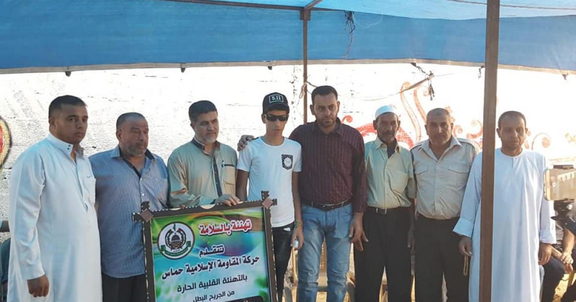حماس تعايد جرحى مسيرات العودة بالنصيرات