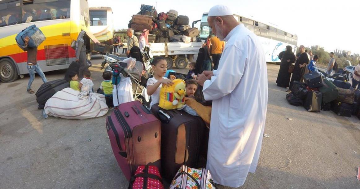 معاناة المسافرين عبر معبر رفح البري