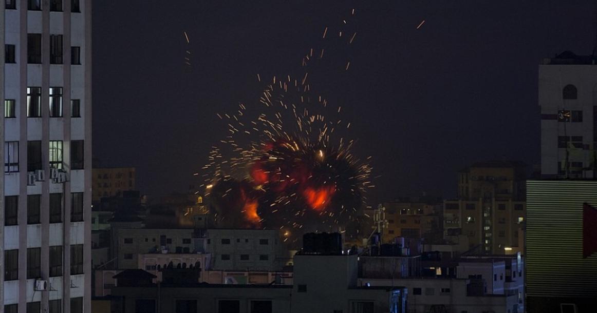 طائرات الاحتلال تدمر 3 بنايات وسط مدينة غزة في تصعيد كبير