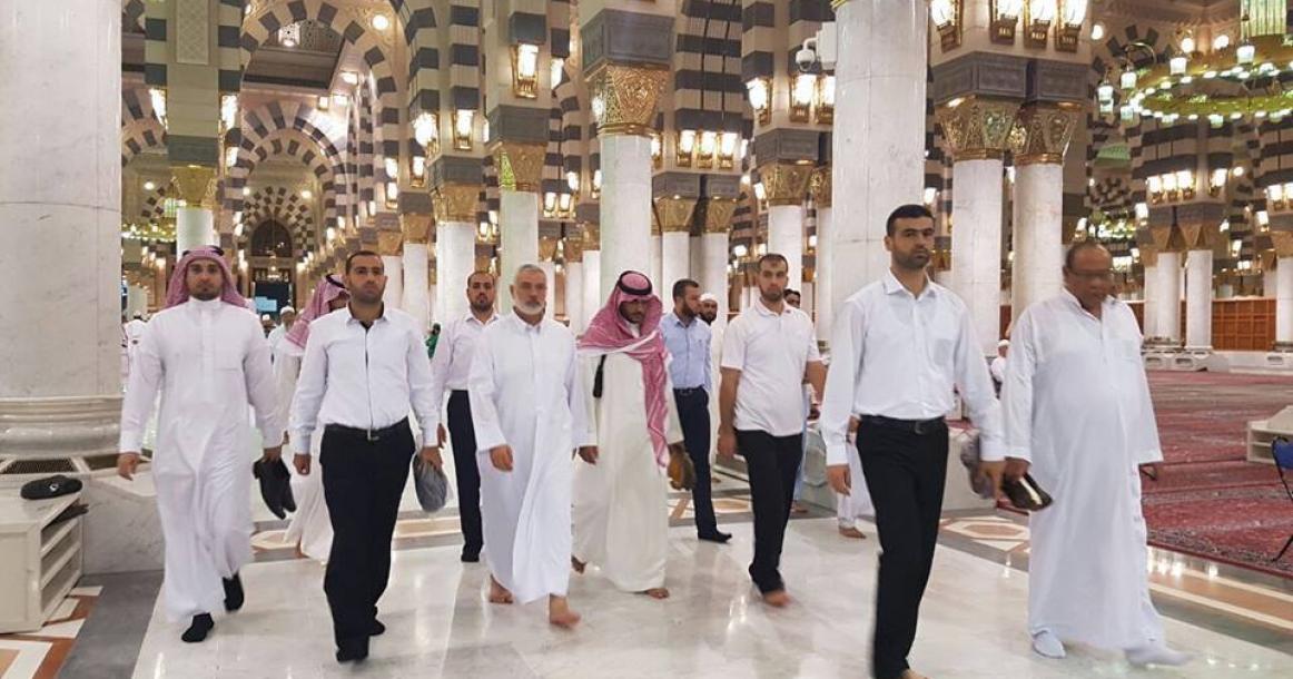 نائب رئيس المكتب السياسي لحركة حماس إسماعيل هنية في الحرم النبوي الشريف