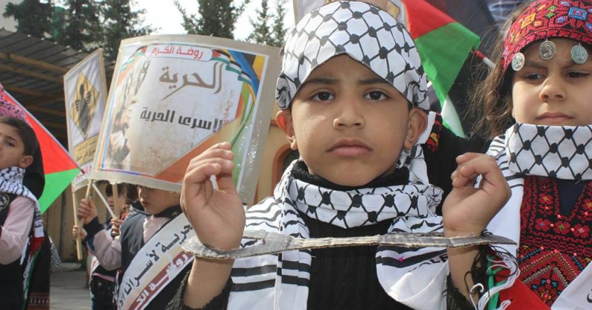 تعليم الوسطى تنظم وقفة تضامنية مع الأسير القيق