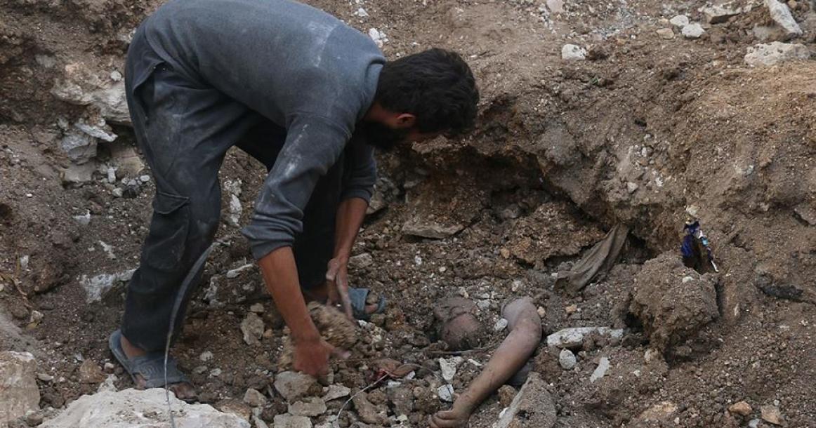 انتشال طفلة من تحت الأنقاض بحلب السورية