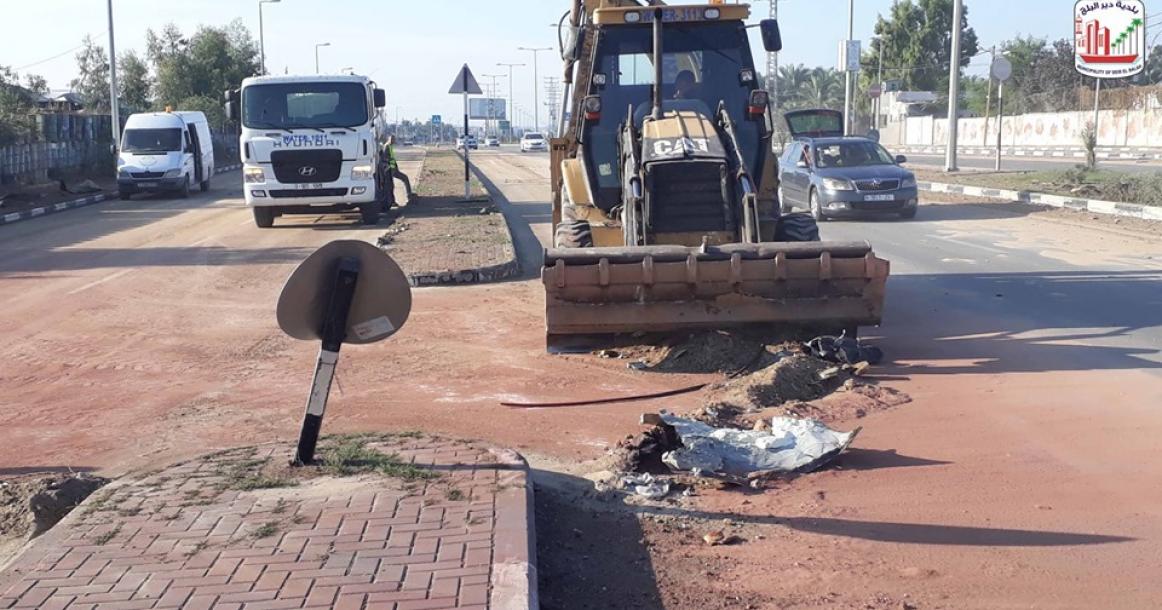 بلدية دير البلح تُزيل آثار القصف على شارع صلاح الدين