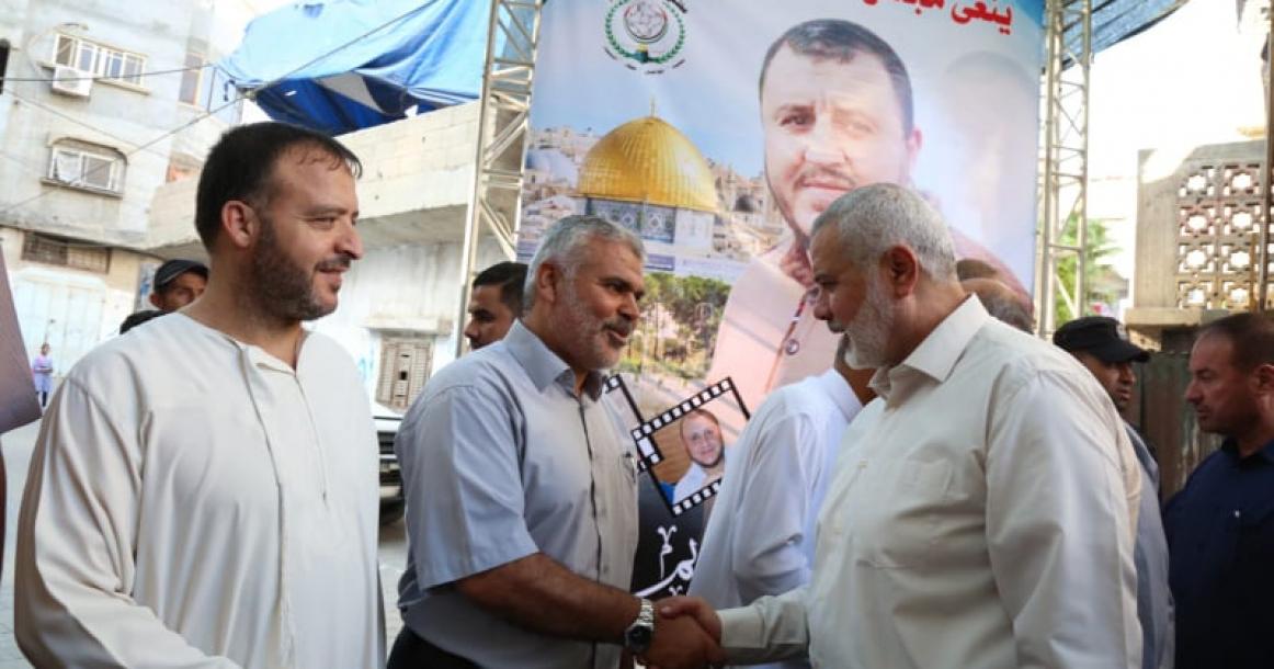 هنية وقيادات حماس يأدون واجب العزاء لعائلة الشهيد النديم