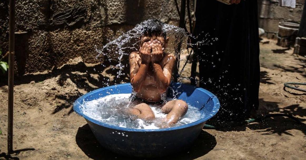 موجة الحر وانقطاع الكهرباء تفاقمان أزمة سكان غزة