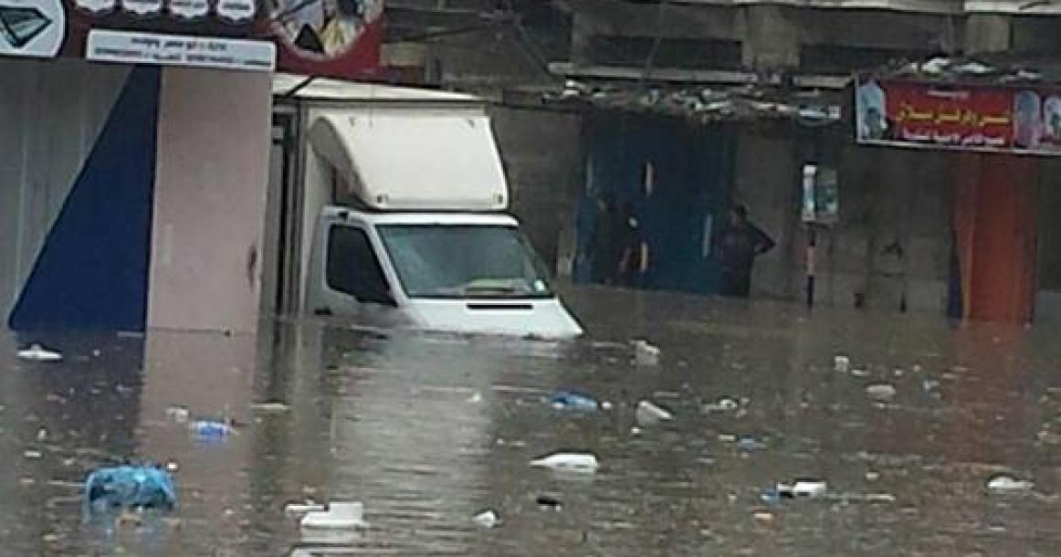 ما أحدثته الأمطار في طرقات مدينة خان يونس