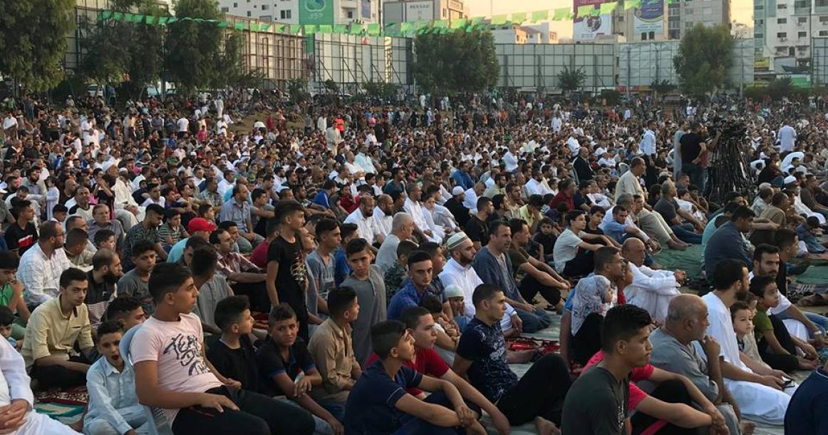 الألاف يصلون العيد بساحة السرايا بغزة