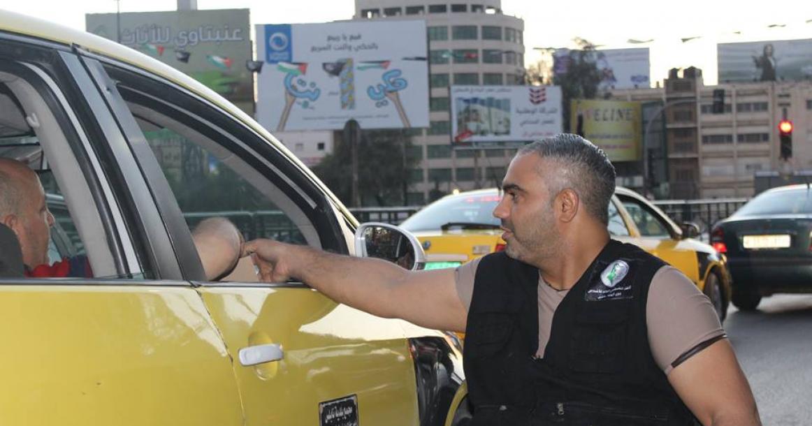 "ذوي الاعاقة" بنابلس يوزعون "ماء وتمر" على الصائمين