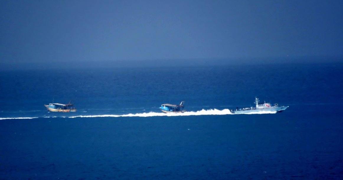 صور: زورق إسرائيلي يلاحق قارباً فلسطينياً