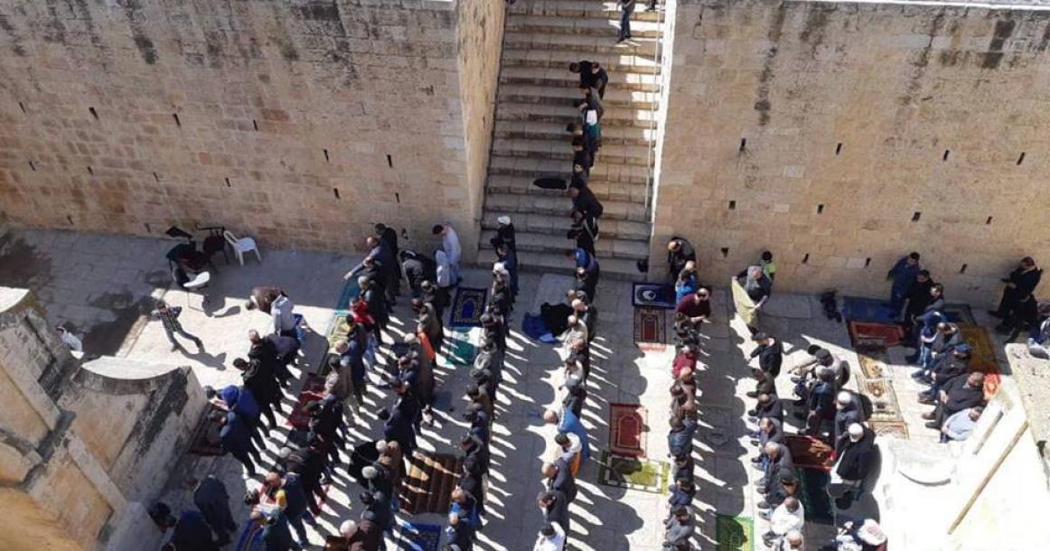 أكثر من 40 ألف مُصلٍ يؤدون صلاة الجمعة في المسجد الأقصى المبارك