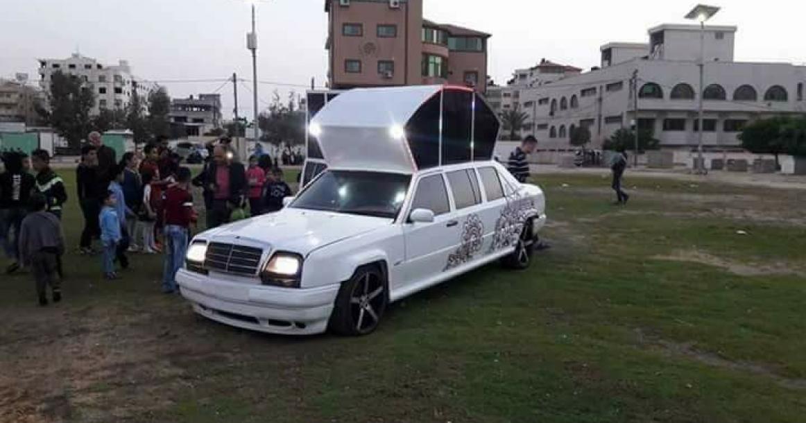 سيارة "ملكية" لزفاف العرسان في قطاع غزة