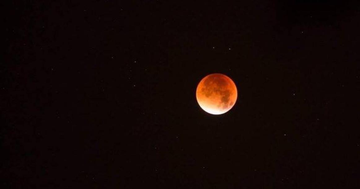 صور: وخسف الْقمرُ
