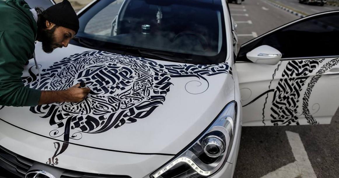 فنان من قطاع غزة يقوم بالنقش على السيارات