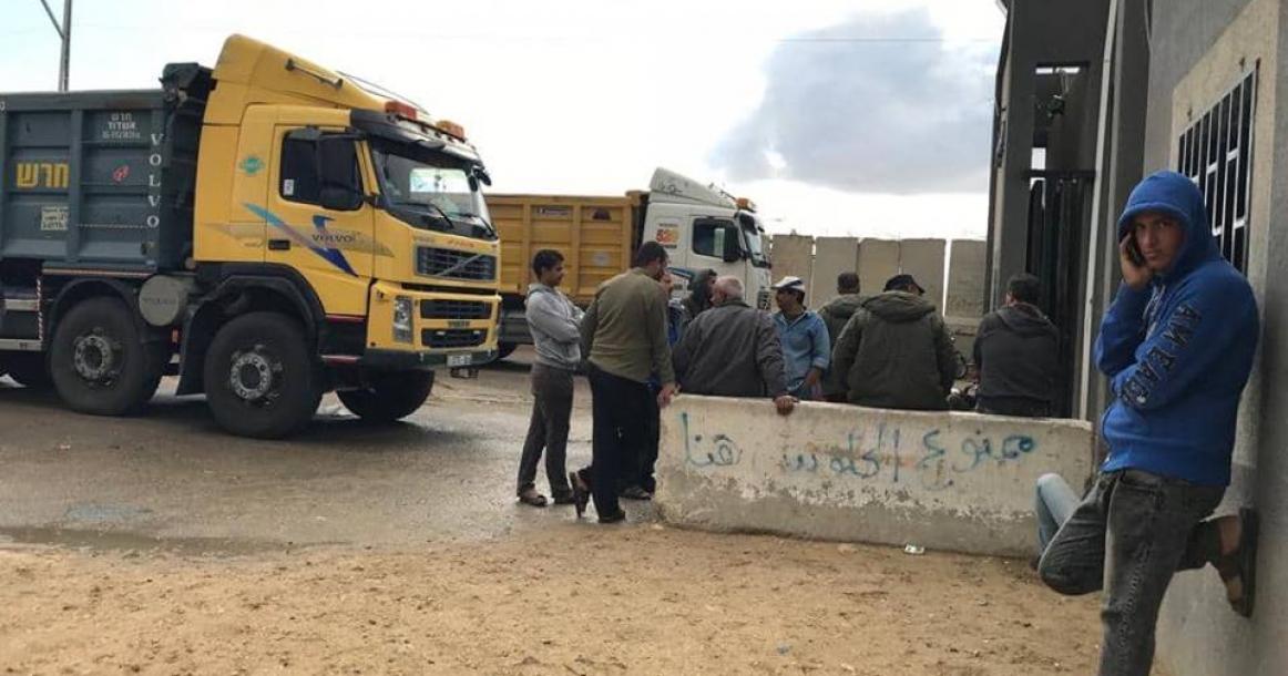 شركات النقل تُعلق العمل بمعبر "كرم أبو سالم"
