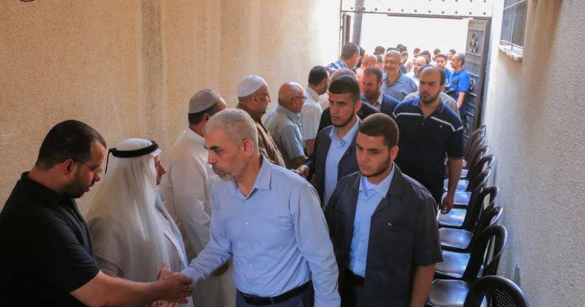 "السنوار" وقيادة حماس تزور عائلات الأسرى شمال قطاع غزة