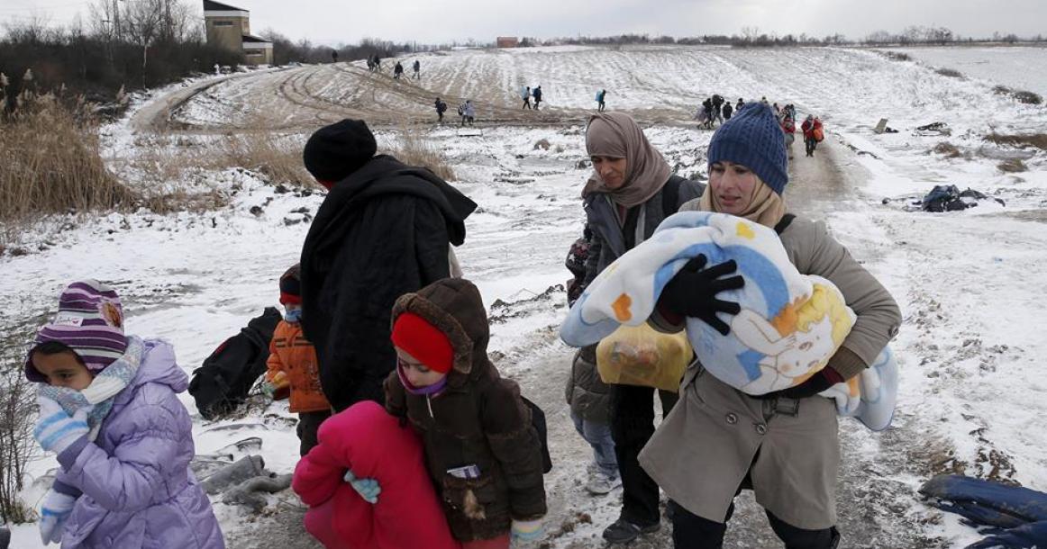 لاجئون يعبرون الحدود المقدونية الصربية في البرد الشديد
